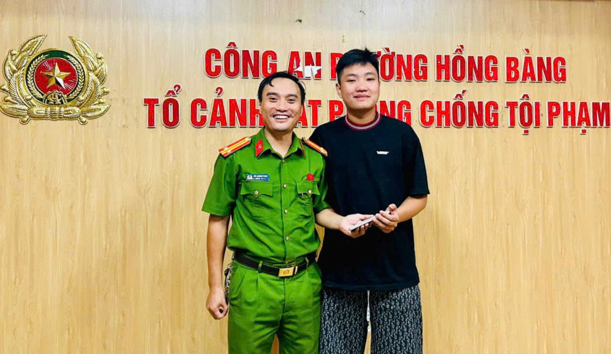 Nhặt được điện thoại, người dân mang đến Công an phường Hồng Bàng nhờ trả lại người đánh rơi